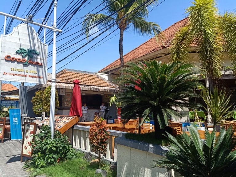 ホテル目の前の店