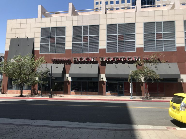 ホテル向かいにはロックボトムがありました。