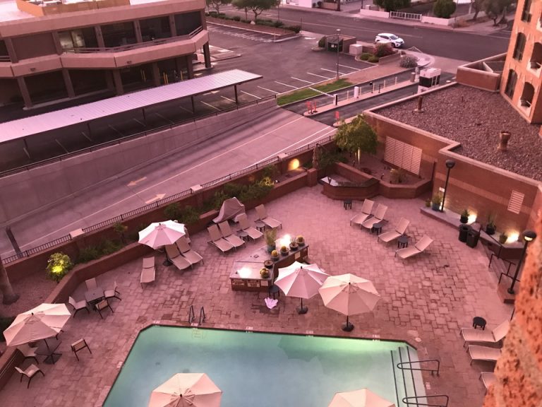 夕焼けが反射してプールエリアは美しいピンク色に変わっていました