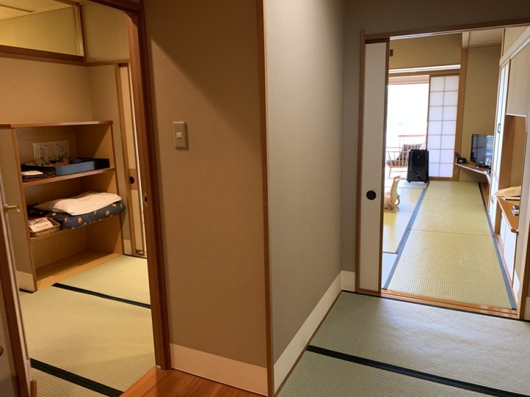 客室と控えの間の入口です