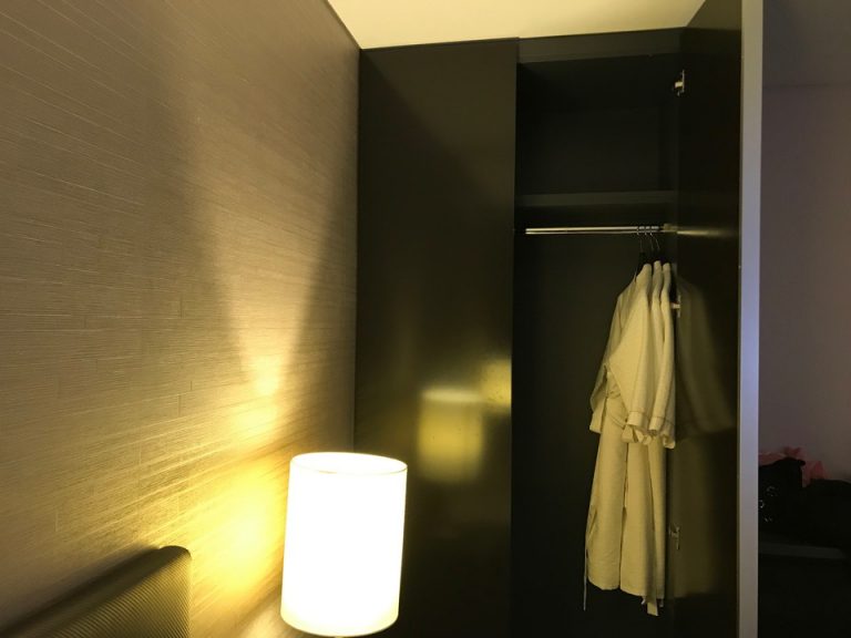 クローゼット外観(開けた状態)