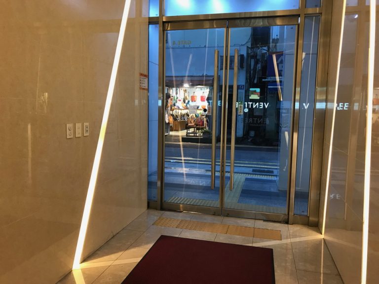 エントランス内観