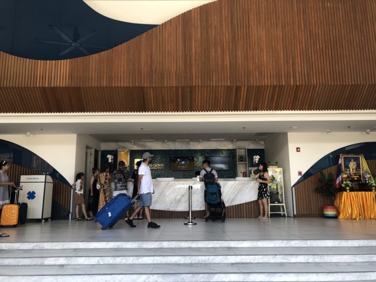 エントランス内観