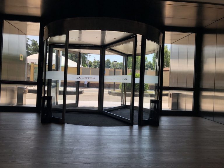 エントランス内観