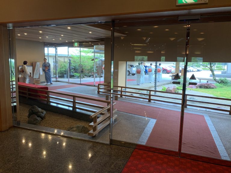 エントランス内観