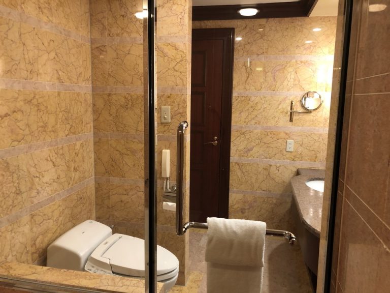 バスルーム内から入り口