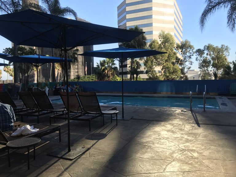 プールは3階にありました