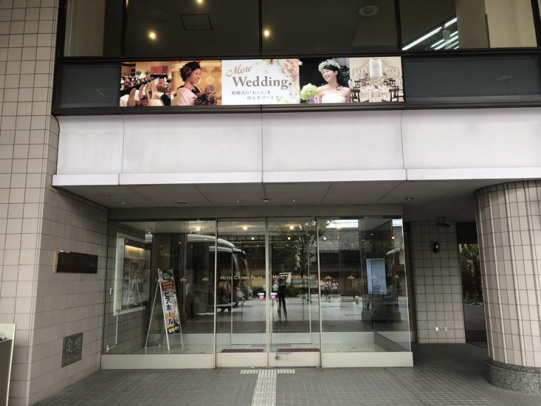 エントランス外から