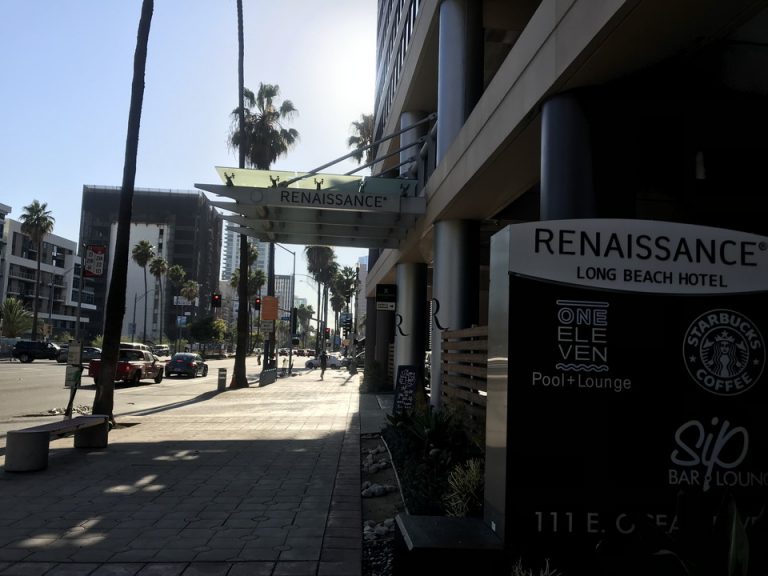 ストリートに面したエントランス