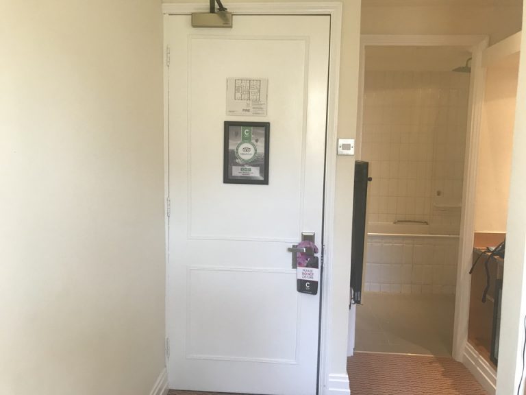 窓側からのホテル部屋