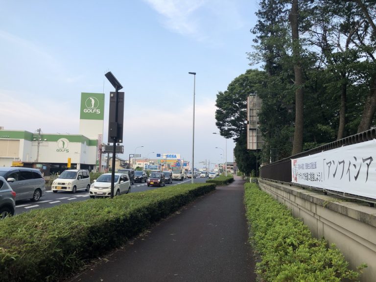 国道50号線バイパスに面したホテル 大型店舗が立ち並ぶ環境