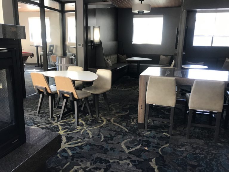 フロント前のこちらが朝は朝食会場になります。私たちの時は埋まるくらい混んでいました