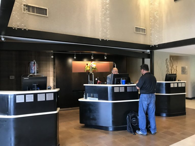 チェックインカウンター アジア系の人がフロントに在中。アジア人もたくさん利用していました。