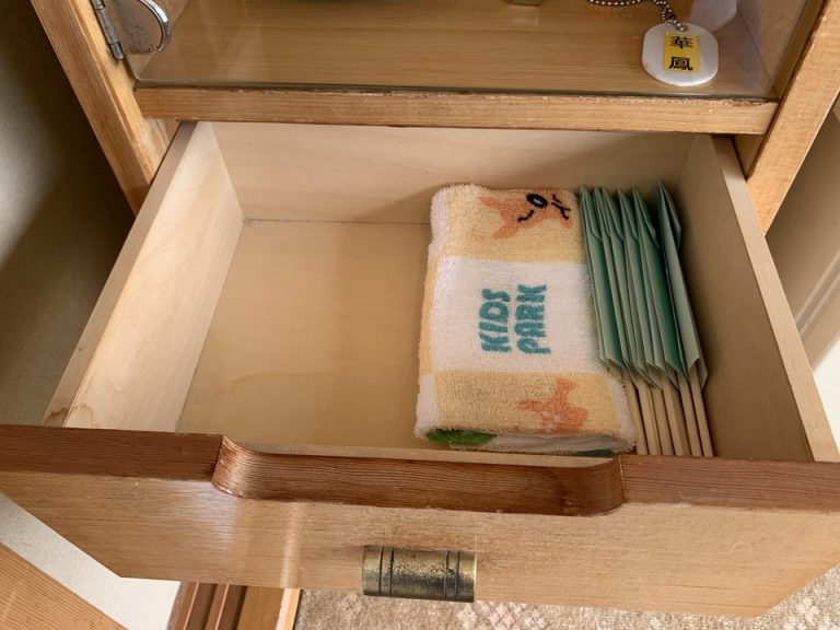 引き出しの中に箸とタオルがありました