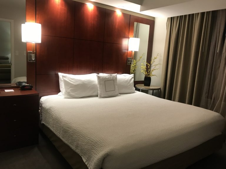 造花がベッドサイドにありゴージャス感を演出