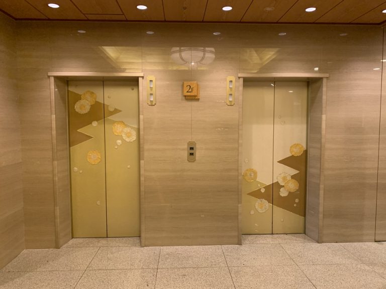 フロント階エレベーターホール