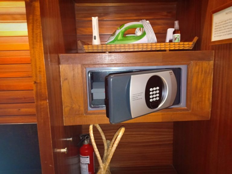 客室(セイフティーボックス、閉める)