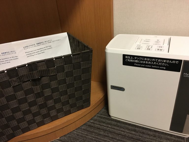 タオル入れと加湿器(ベッド足元にありました)