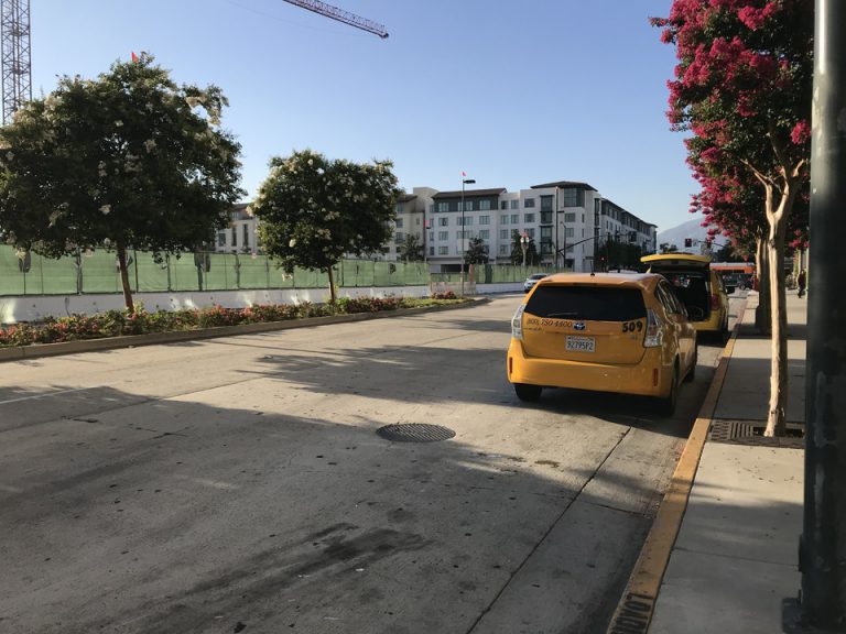 ホテル前の道路。タクシーが常に待機してくれ便利です。