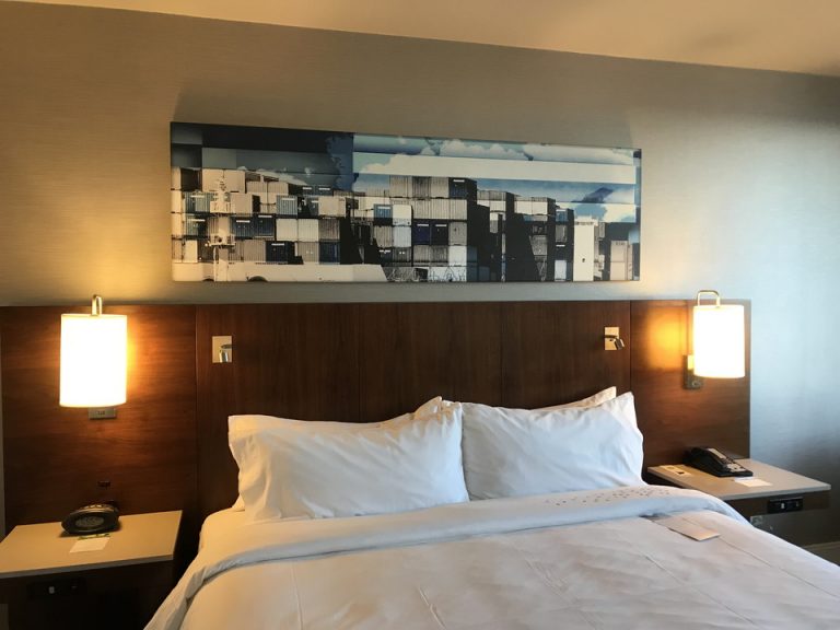 ベッド上にはロングビーチの街並みの会が飾ってあり