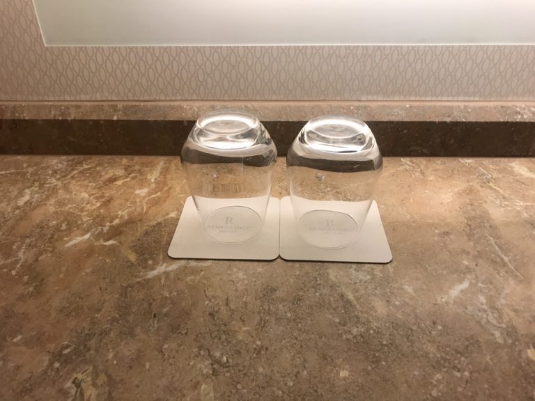 ワイングラスも洗面台にありました