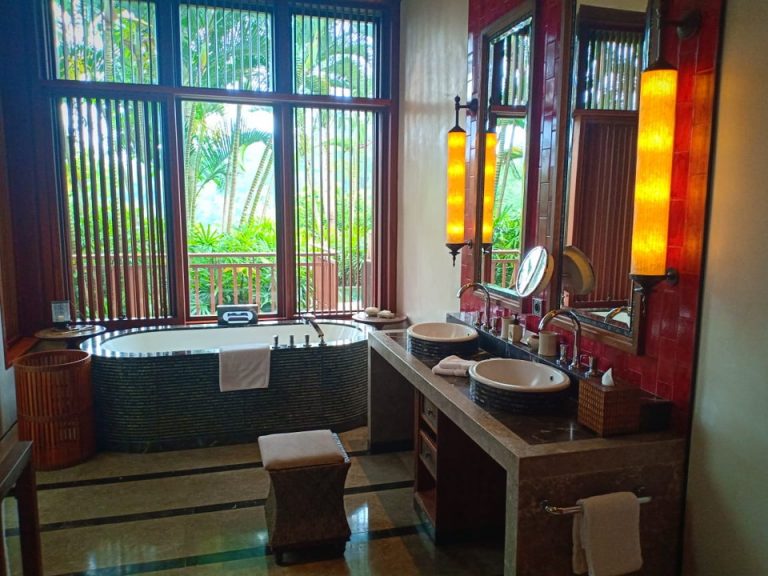 バスルーム(窓に向かって)