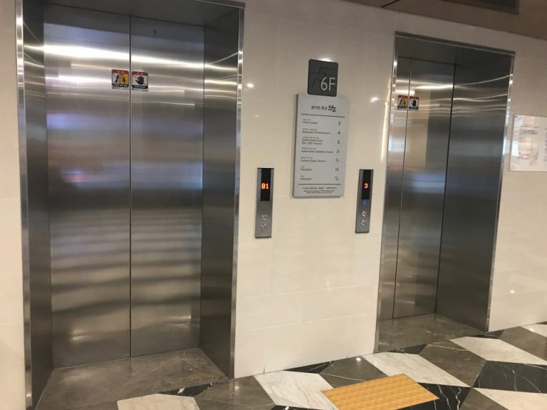 エレベーターホールフロント階