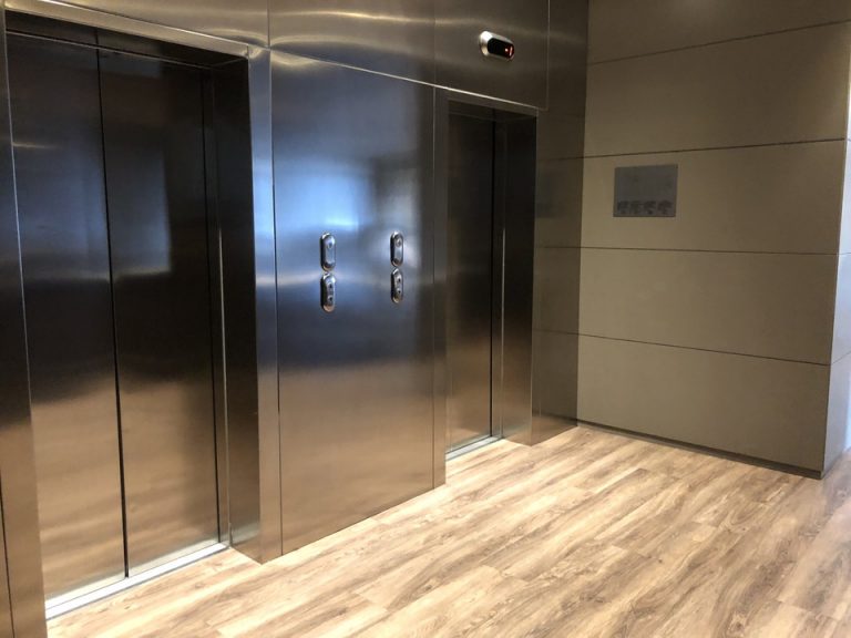 エレベーターホールフロント階