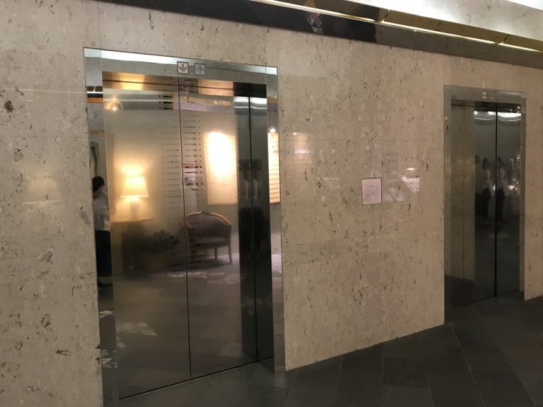 エレベーターホールフロント階