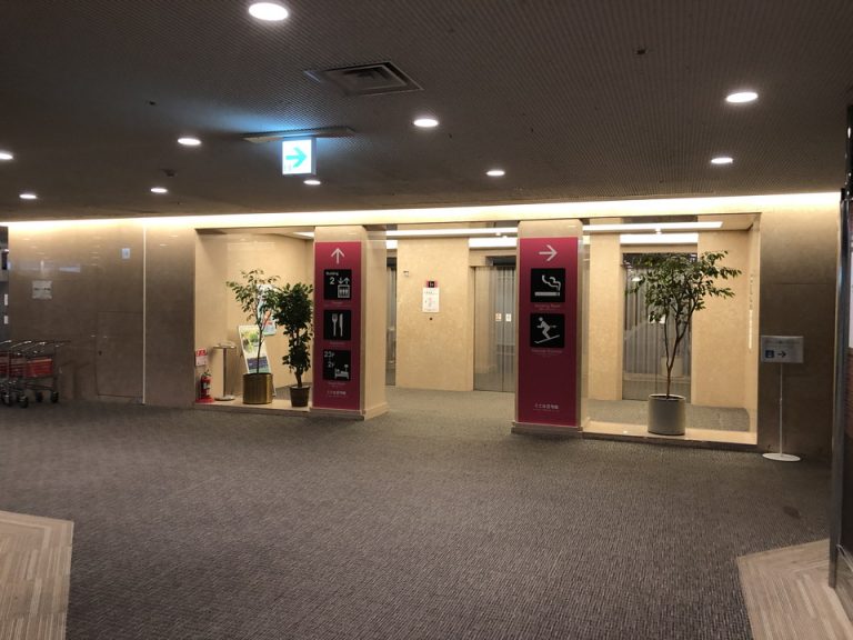 エレベーターホールフロント階