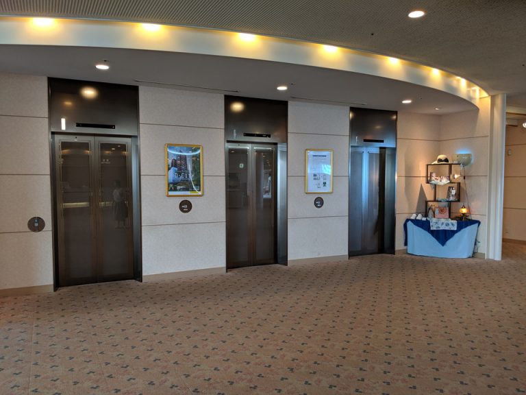 エレベーターホールフロント階