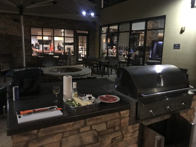 コートヤードに面し始めは真っ暗でしたがスタッフが明かりとファイヤーピットをつけてくれますます気分が高まりました