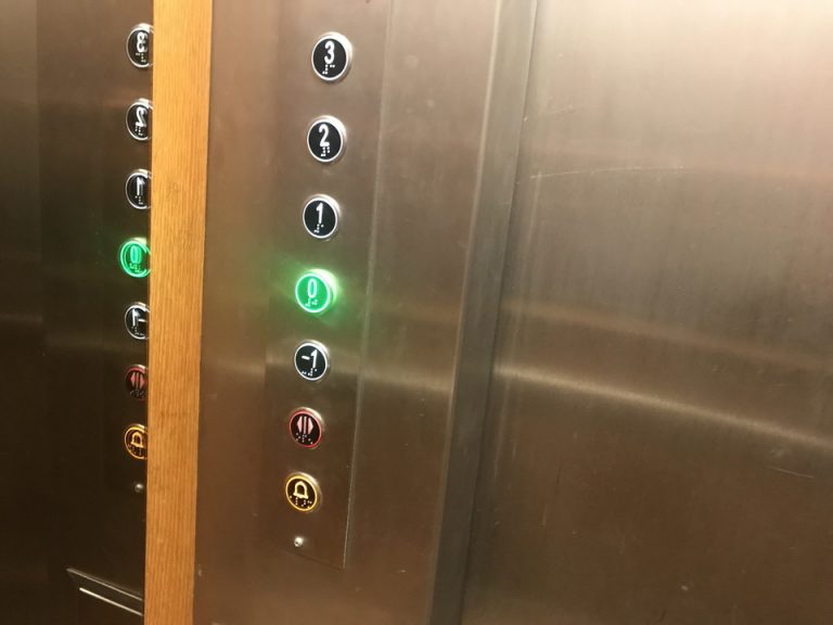 エレベーターボタン2