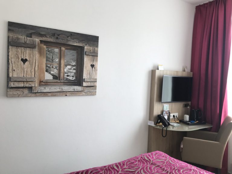 ベット側からのテレビ