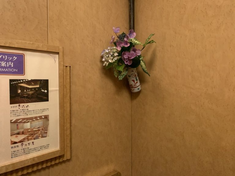 エレベーターの中でも生花が迎えてくれます。
