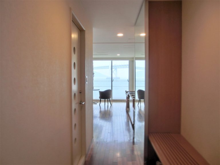 客室全体・窓際方向2