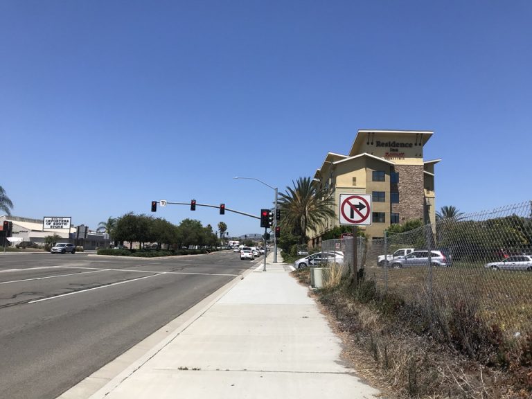 ハイウェイ出口を出てすぐ。もうホテルが見えていました。