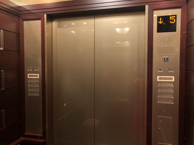 エレベーター内観(5)