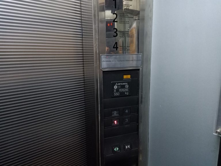 エレベーター内ボタン