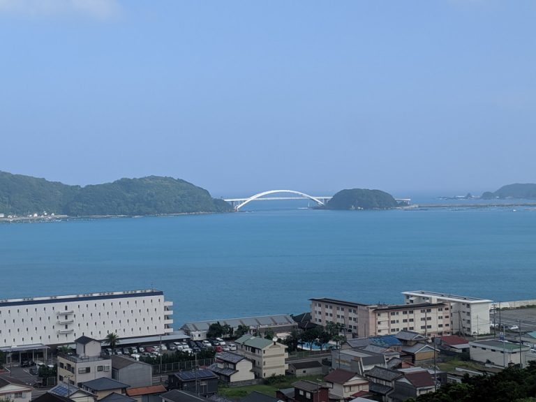 自動車のCMにも登場する大きなループ橋のくしもと大橋