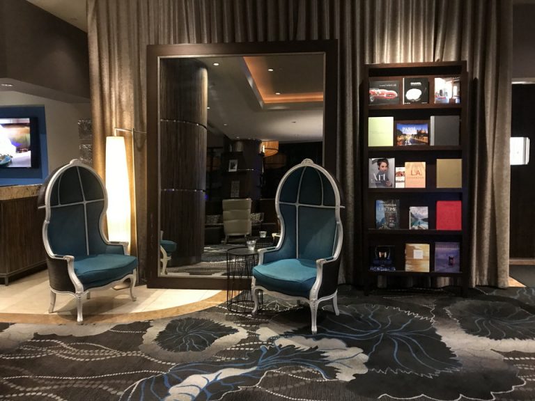 チェックインデスク横のチェア これだけで絵になる