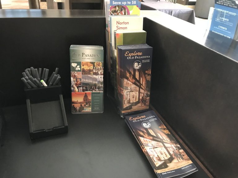 パソコンの横にはこのようなちょっとしたガイドもありました