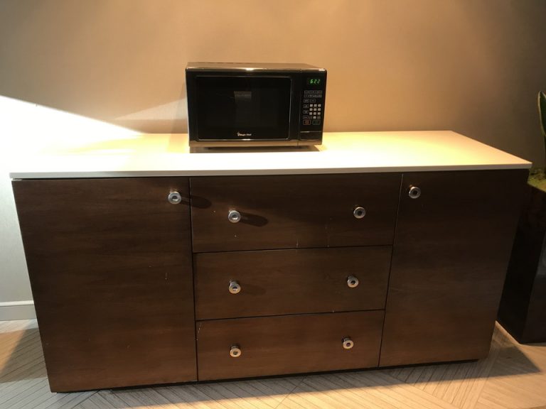 客室に電子レンジはなく3階のプール横にこのように電子レンジがありそこで温めることができました