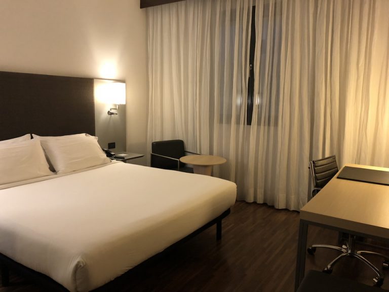 客室全体(窓際方向)