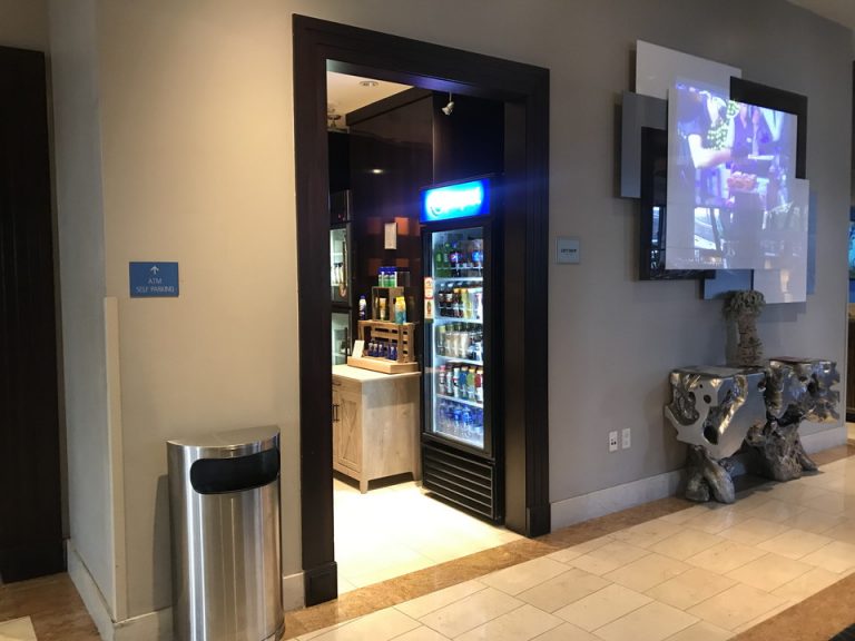 フロント横のスナックコーナー