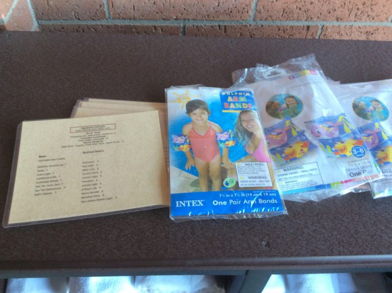 プールのバスタオル置き場の上には子供用の浮き輪が置いてありました値段がついていたのですがもしかしたらフリーなのかもしれません