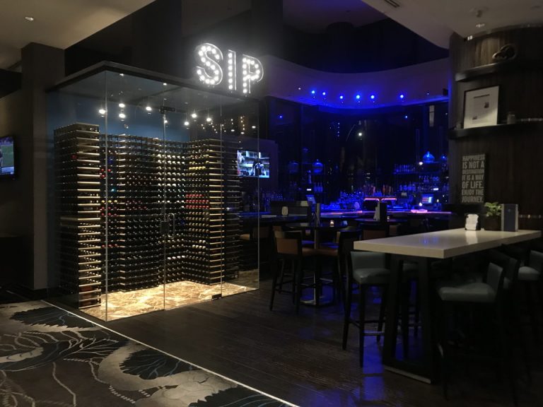 1階レストランには大きなワインセラーもありました。