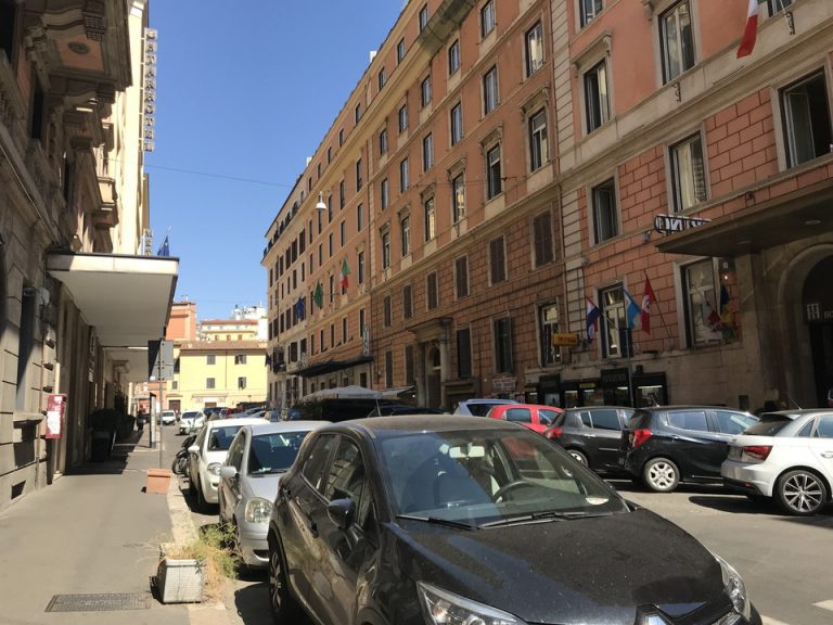 ホテル前の道路