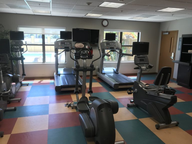 フィットネスセンターからプールをみることができました。