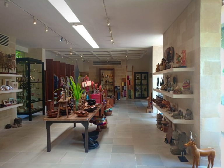 ショップ(カープール、内観)